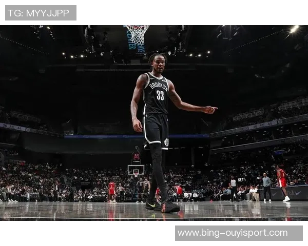 克拉克斯顿半场表现出色11投6中贡献13分7篮板2助攻1抢断